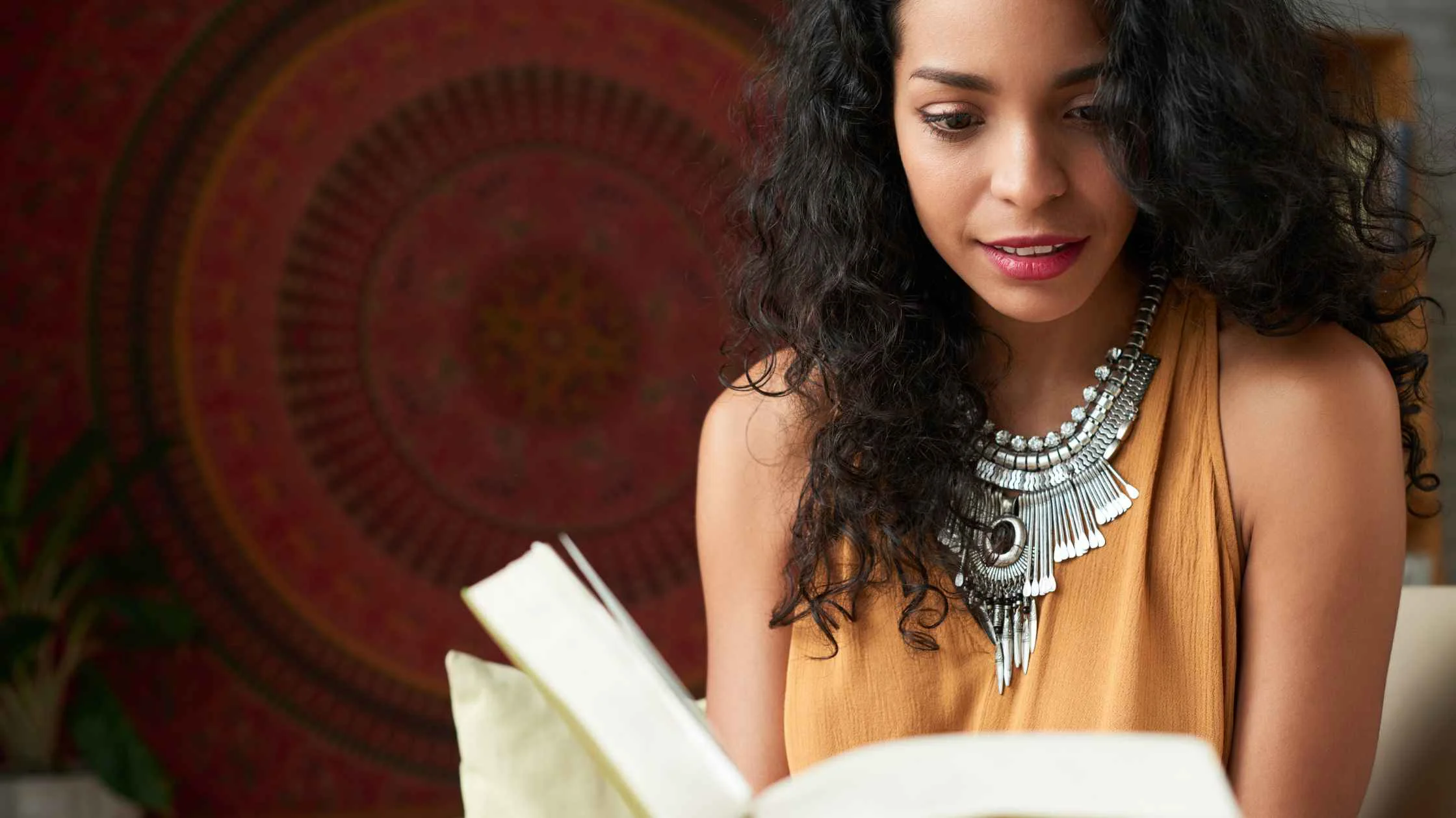 Poetry That Speaks to the Heart: 10 Classic Hindi Shayari with Simple English Meanings